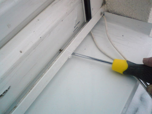 "Прикручивание отлива к окну"