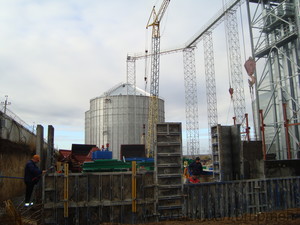 Строительство зернохранилища гусеничными кранами МКГ-25БР. &mdash; Броварское управление механизации