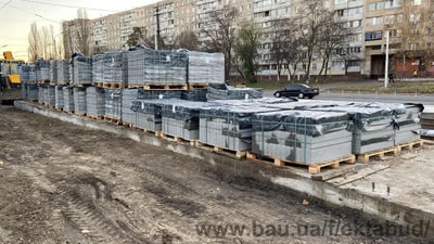 Киев. Трамвайная остановка. Тротуарная плитка 200х100х60 безфасочная. Цвет серый, графит, жемчужина. Парковый бордюр 1000х80х200 серый — ЕКТА БУД Киев. Трамвайная остановка. Тротуарная плитка 200х100х60 безфасочная. Цвет серый, графит, жемчужина. Парковый бордюр 1000х80х200 серый — ЕКТА БУД