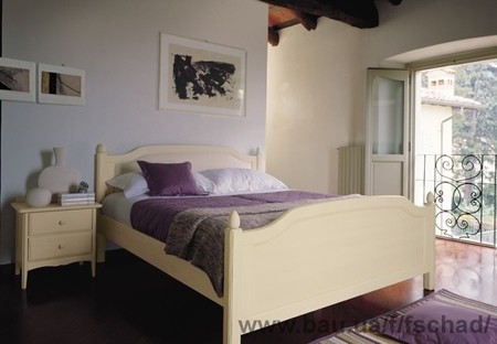 Кровати из натурального дерева