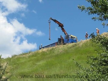 Установка, вкручивание винтовых свай на склоне, проблемном грунте