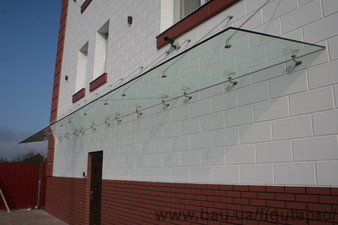 Цельностеклянный навес, "Studio Pilot", Минимум декора – максимум функциональности &mdash; Фасад Дизайн