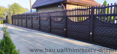 Забор выкрашен резиновоой краской TRIORA &mdash; Профарба