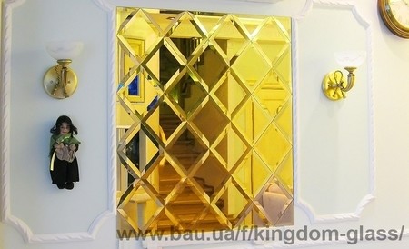Зеркальная золотая плитка - панно из зеркала золотого собственного производства.