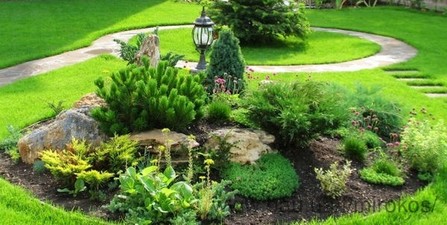 альпийская горка в центре участка. &mdash; Мирокос