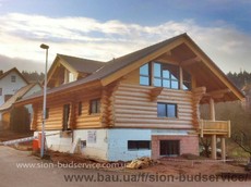 Сруб из бревна ручной рубки.