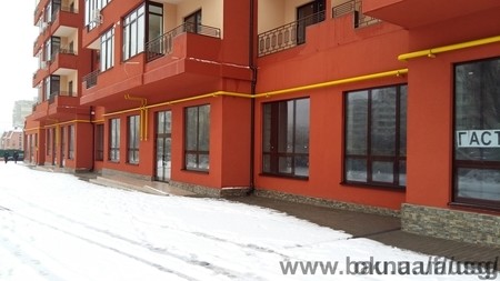 Окна и двери из алюминиевого профиля на первом этаже жилого дома