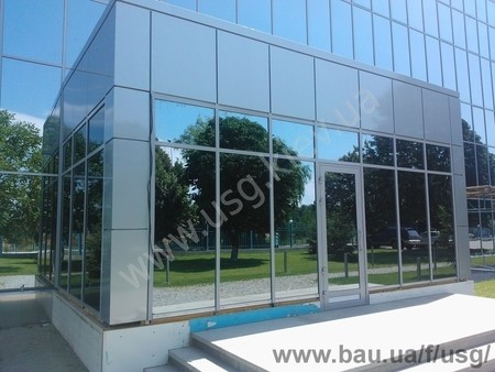 Остекление тамбура фасадной системой