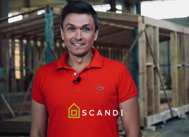Сергей Лоцман, автор идеи и владелец бренда SCANDI Мужчина на фоне модульного каркаса