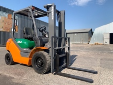 погрузчик Komatsu на больших 12 колесах. Модель: FG20C-16