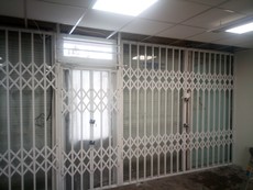 Розсувні решітки на двері в магазини