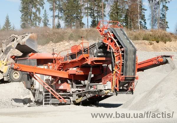 Новая мощная и экономичная установка Sandvik UH450E – конусная дробилка и грохот на одном шасси