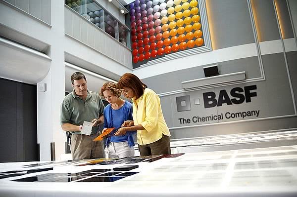 Бизнес декоративных красок BASF продан.