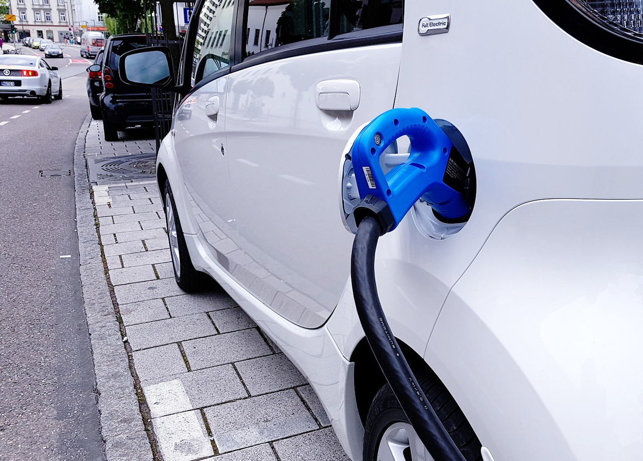 С 1 июля на парковках должно быть минимум 5% мест с зарядками для электрокаров