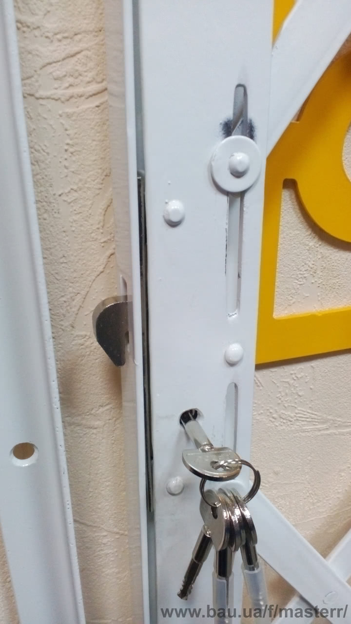 Раздвижные решетки с врезным замком с тягами