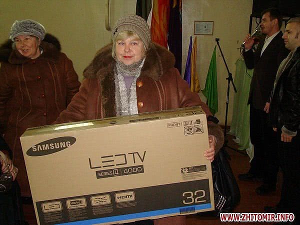 Накануне Нового года в Житомире компания «Новые окна» подарила своей клиентке телевизор.