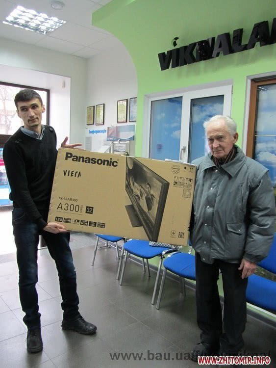 Накануне Нового года житомирянин получил подарок от компании «Новые окна» - современный телевизор