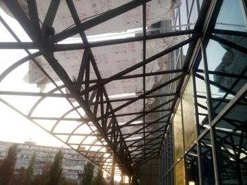 Работа Оскар Пласт: навес из монолитного поликарбоната при входе в офисный центр