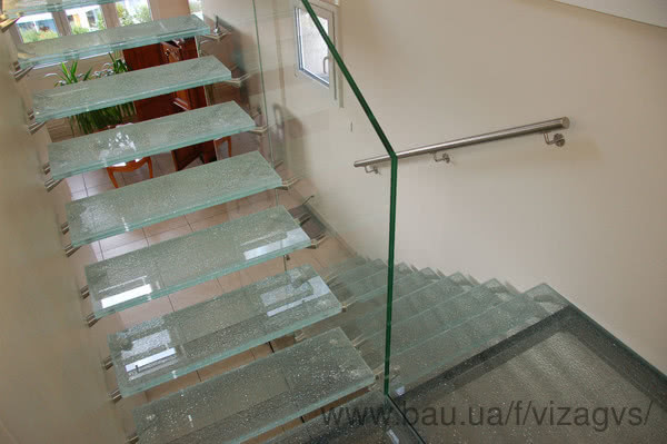 Расширен ассортимент отделки стеклянных лестниц