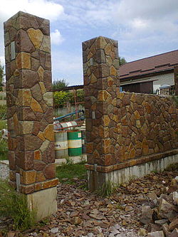 Кладка бута:забор из камня
