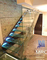 Лестница на тетивах со стеклянными ступенями от дом тм