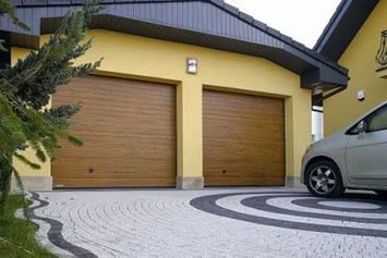 Ворота гаражные 2750х2250, зол.дуб/горіх, ручка, засув
