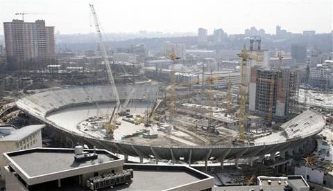 В полуторакилометровой зоне НСК `Олимпийский` к Евро-2012 планируют заменить дорожное покрытие