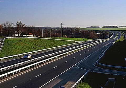 Правительство обещает в 2011-м построить 380 км новых дорог