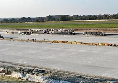 На строительстве взлетно-посадочной полосы львовского аэропорта смонтировано новый бетонный комплекс