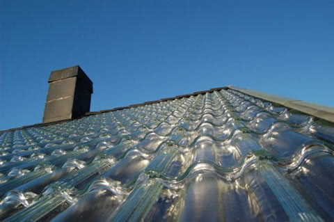 Система солнечного отопления - стеклянная черепичная крыша