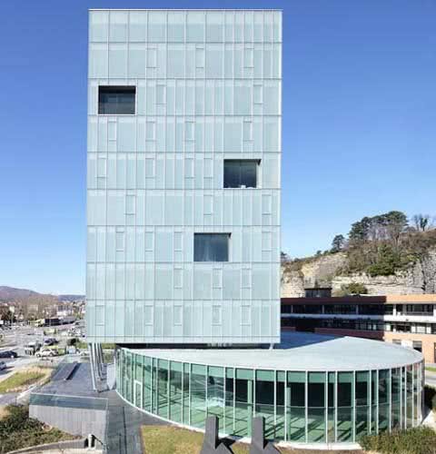 В Испании введено в эксплуатацию прямоугольное здание на эллиптической основе