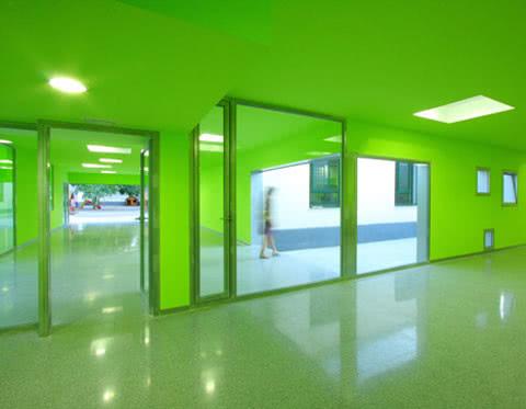Новую часть испанской школы сделали ярко зеленой