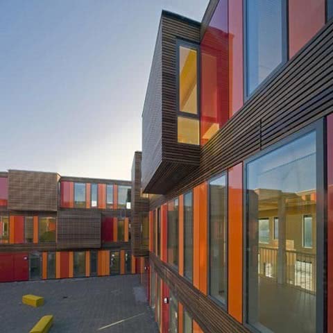 В Амстердаме завершена деревяно-алюминиевая модульная школа