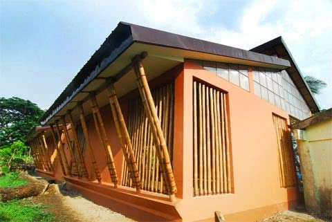 На Филиппинах построена школа полностью из бамбука