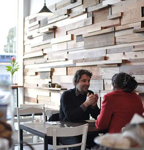 Остатки древесины нашли свое применение в интерьере кафе