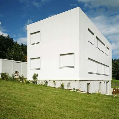 В Австрии построен совершенно белый дом