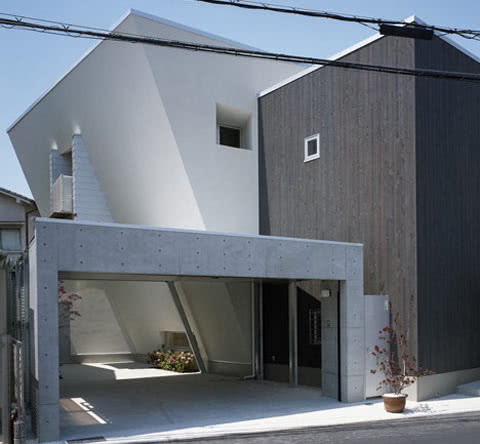 В Японии завершено строительство дома с наклонной стеной