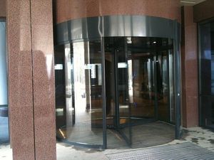 Револьверная дверь. &mdash; Автоматические двери