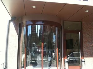 Раздвижная радиусная дверь. &mdash; Автоматические двери