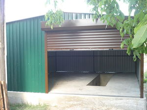 Гараж из профнастила с роллетами &mdash; Автодом