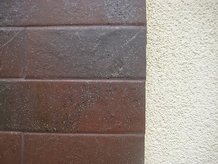 Сочетание декоративной штукатурки "барашек" и клинкерной плитки