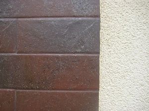 Сочетание декоративной штукатурки "барашек" и клинкерной плитки &mdash; Мастер-Фасад