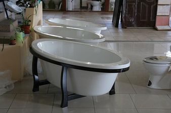 Ванна овальная, акриловая, свобоно стоящая, на деревянной подставке. — Глобус Круг Ванна овальная, акриловая, свобоно стоящая, на деревянной подставке. — Глобус Круг