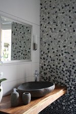 Мозаика из речной гальки бело-серо-черная градиентная &mdash; КАМНЕПАД