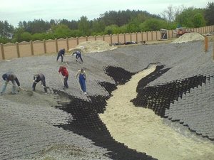 Укрепление склона георешеткой при строительстве искусственного водоема. &mdash; ПСМ