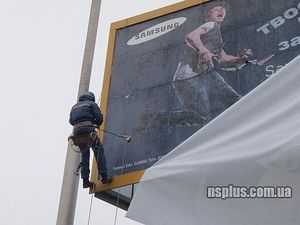 монтаж баннера Киев &mdash; Новое столетие Плюс