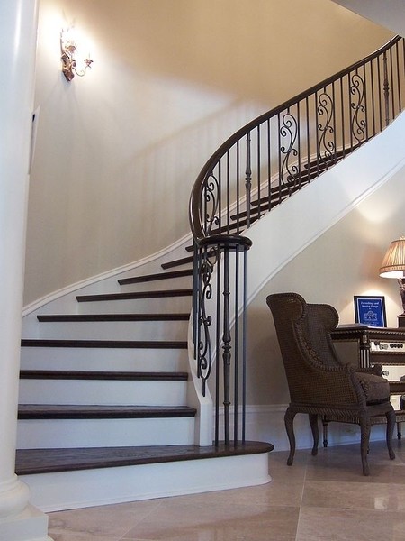 Полувинтовая бетонная лестница