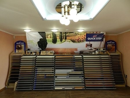 Стенд ламината Quick-Step в салоне напольных покрытий Arbores (Луганск)