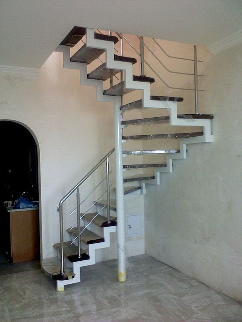 Куплю сходи. Лестница винтовая металлическая. Квадратная винтовая лестница. Лестница в двухуровневой квартире. Лестница квадратная спиральная.