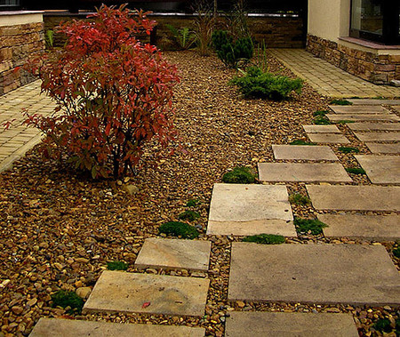 Садовые дорожки из натурального камня.